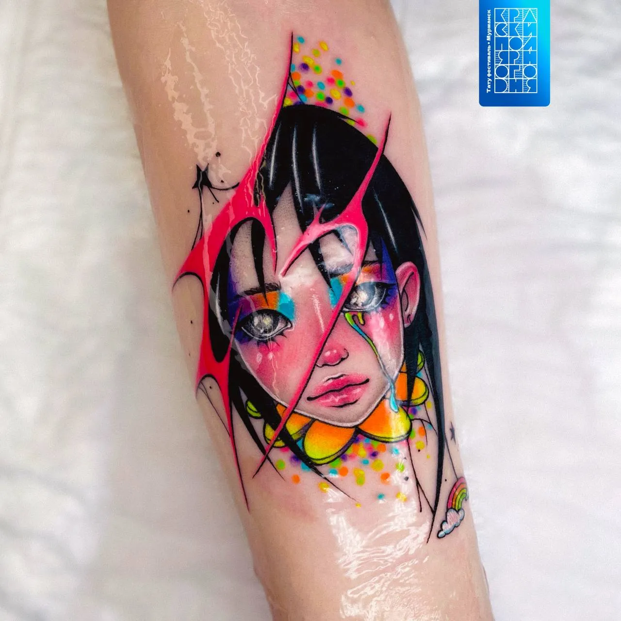 Тату аниме девушка с яркими цветами