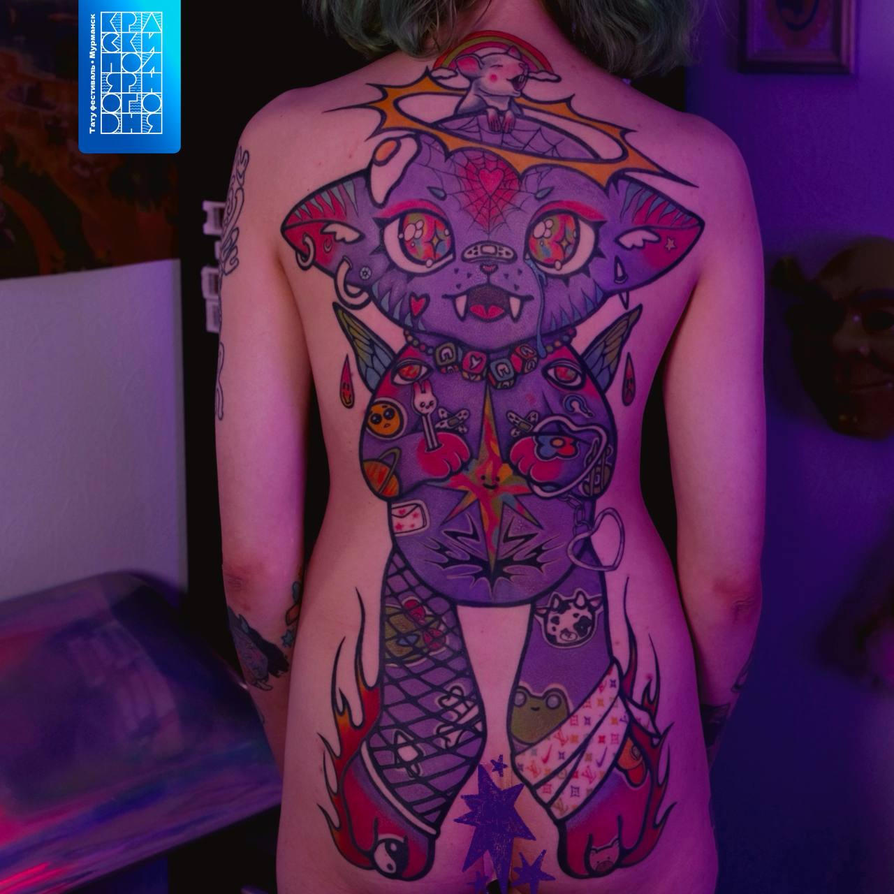 Тату на спине в фиолетовых тонах