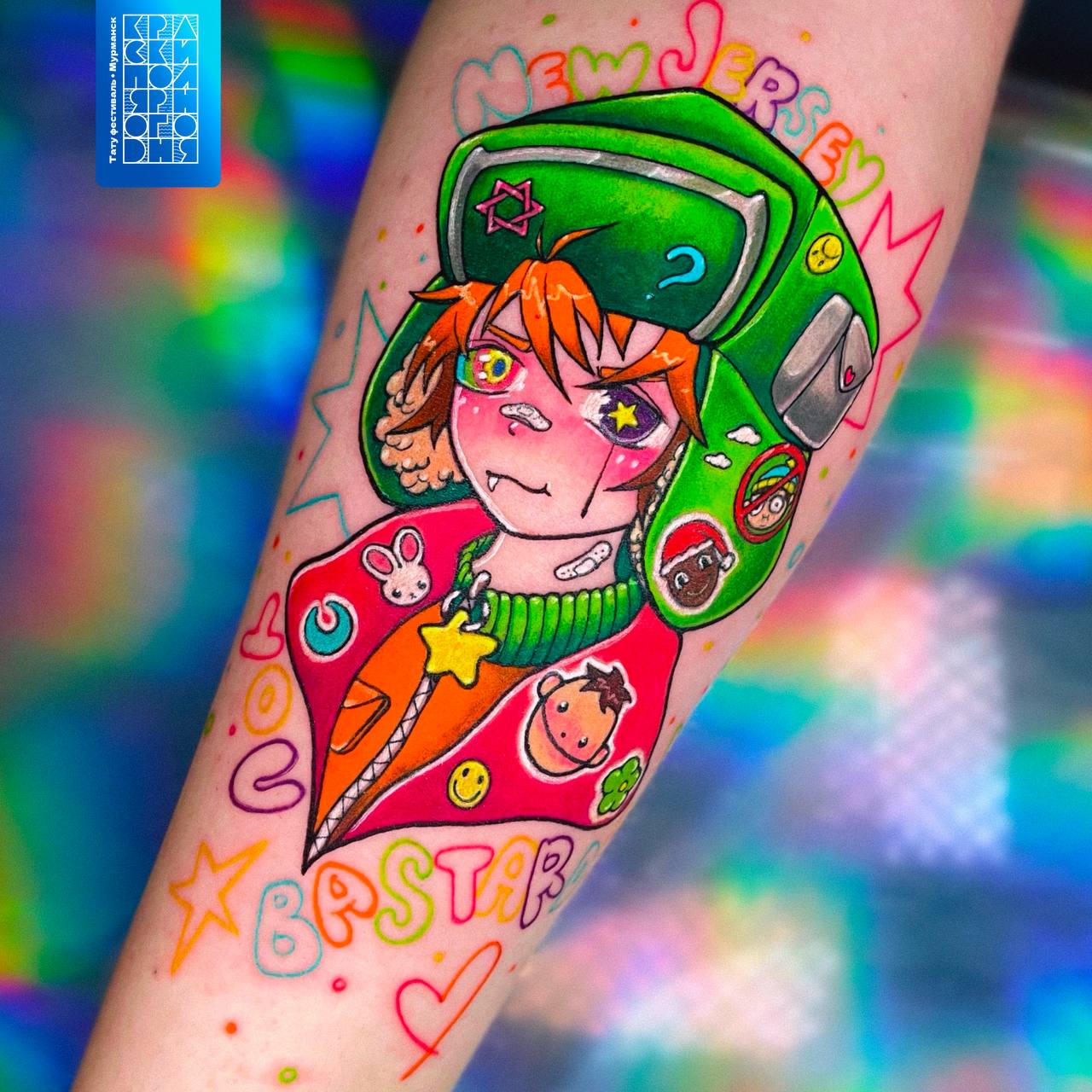 Тату аниме персонаж с яркими цветами
